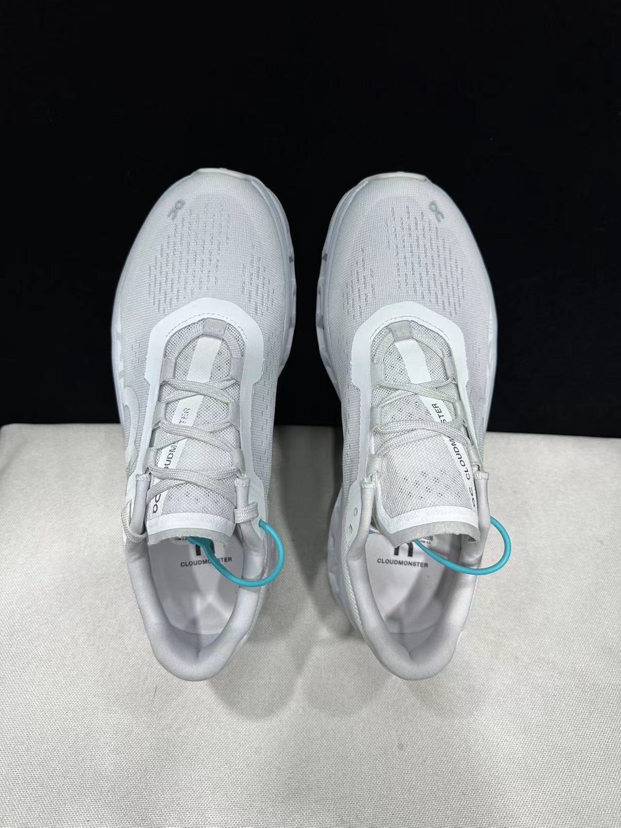 On Running Cloudmonster Sneakers Light gray