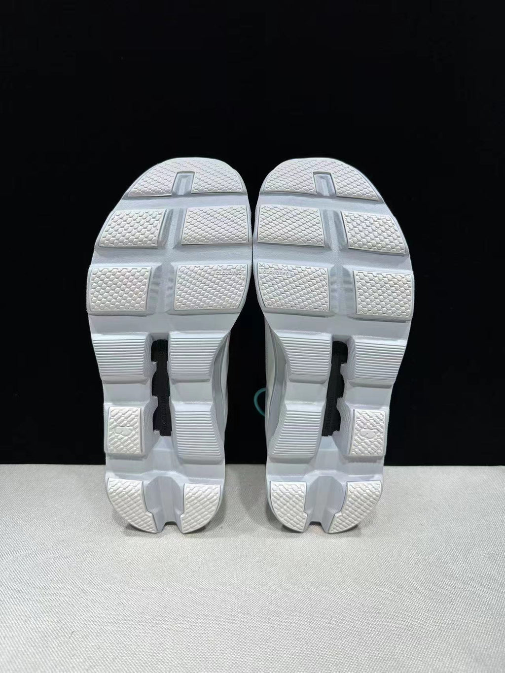 On Running Cloudmonster Sneakers Light gray