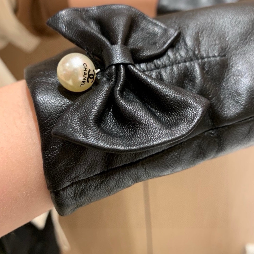 TOUCHSCREEN GLOVES IN BLACK LAMBSKIN WITH GOLD LOGO 462264