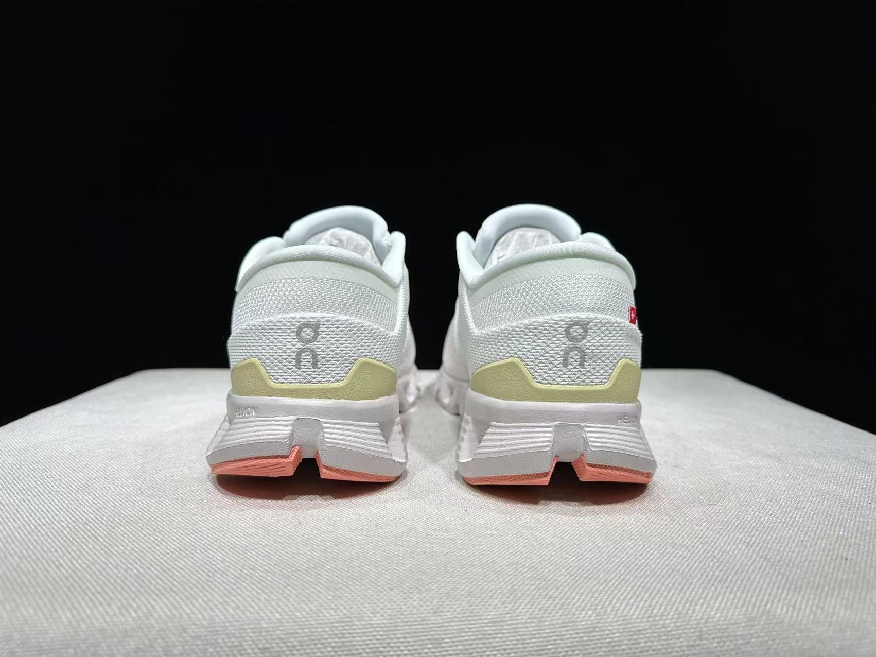 On Running Cloud X4 Ivory/Sand