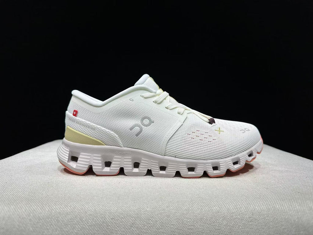 On Running Cloud X4 Ivory/Sand