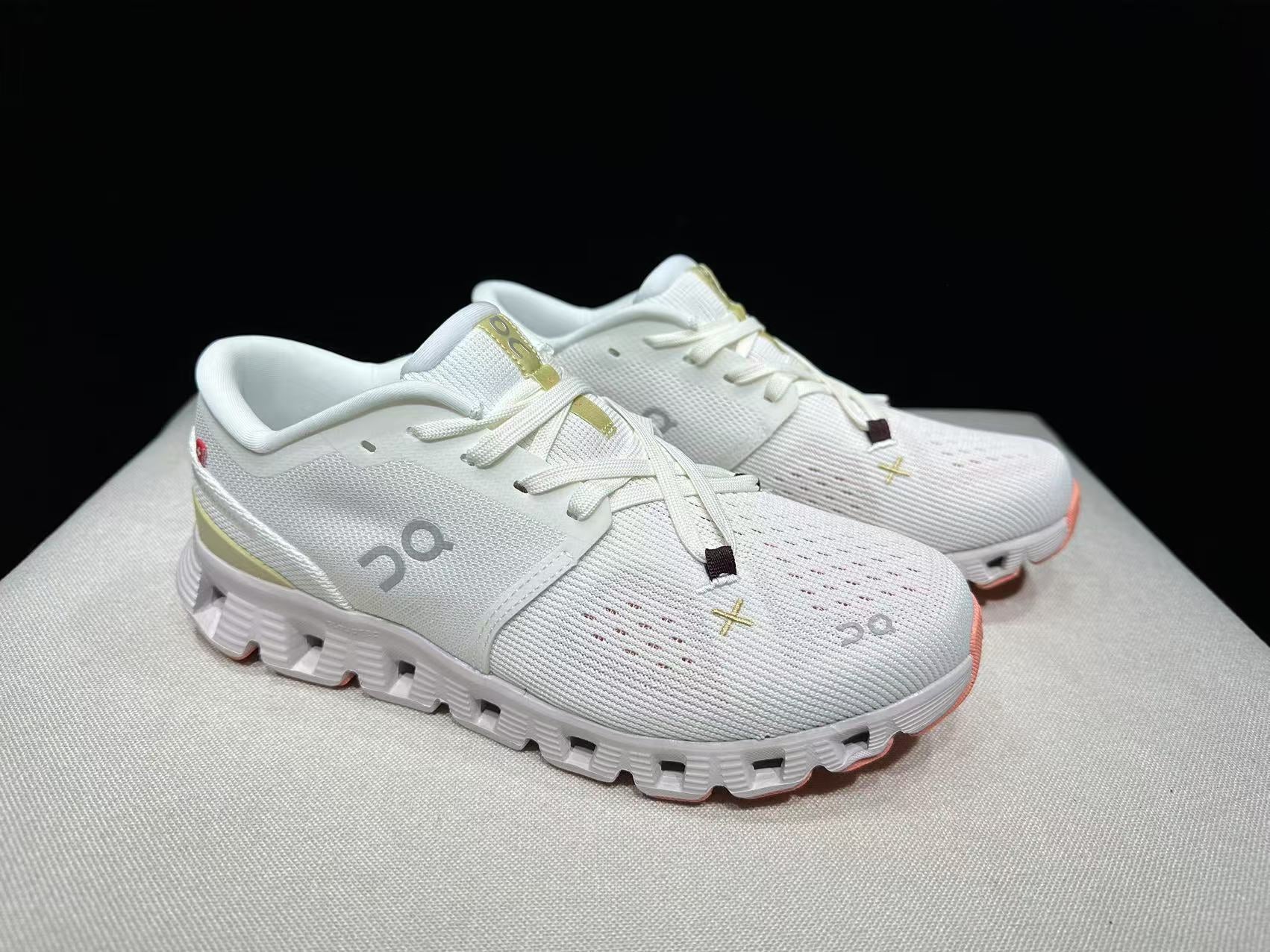 On Running Cloud X4 Ivory/Sand