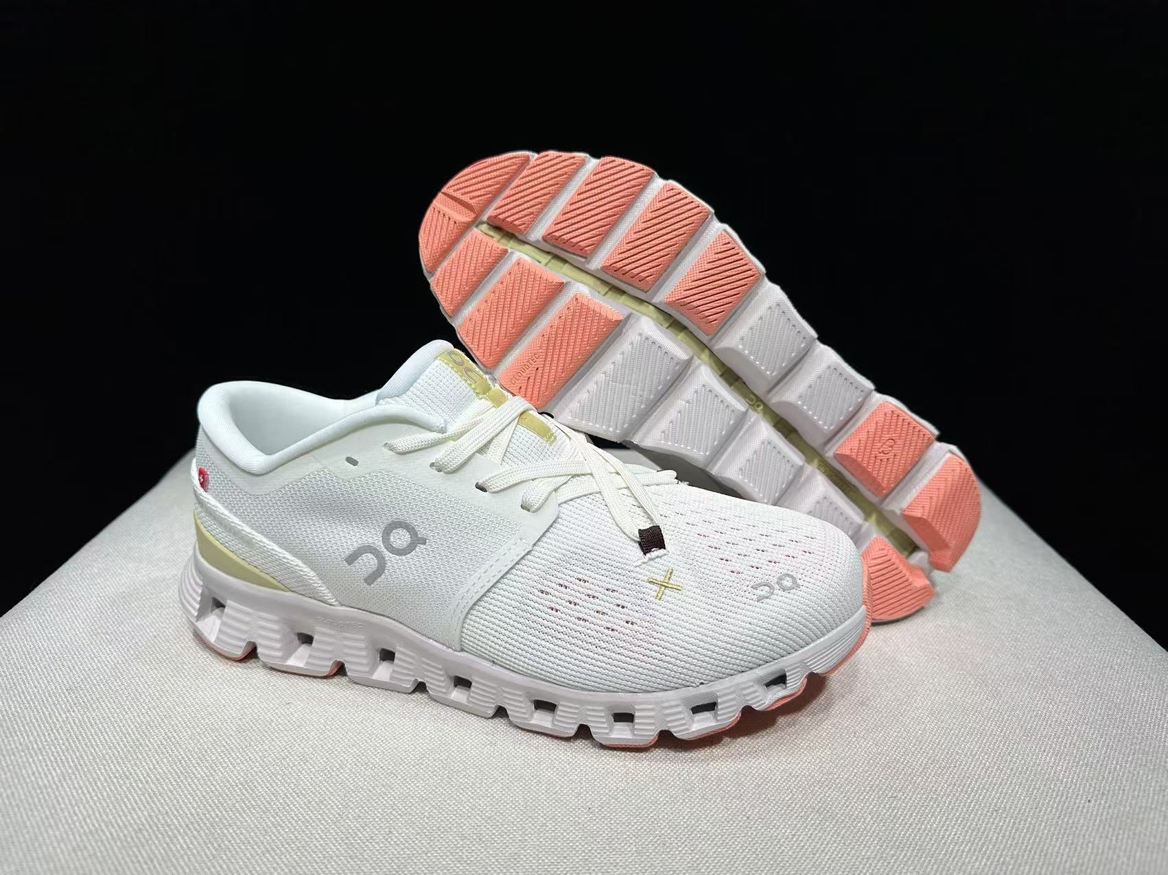 On Running Cloud X4 Ivory/Sand