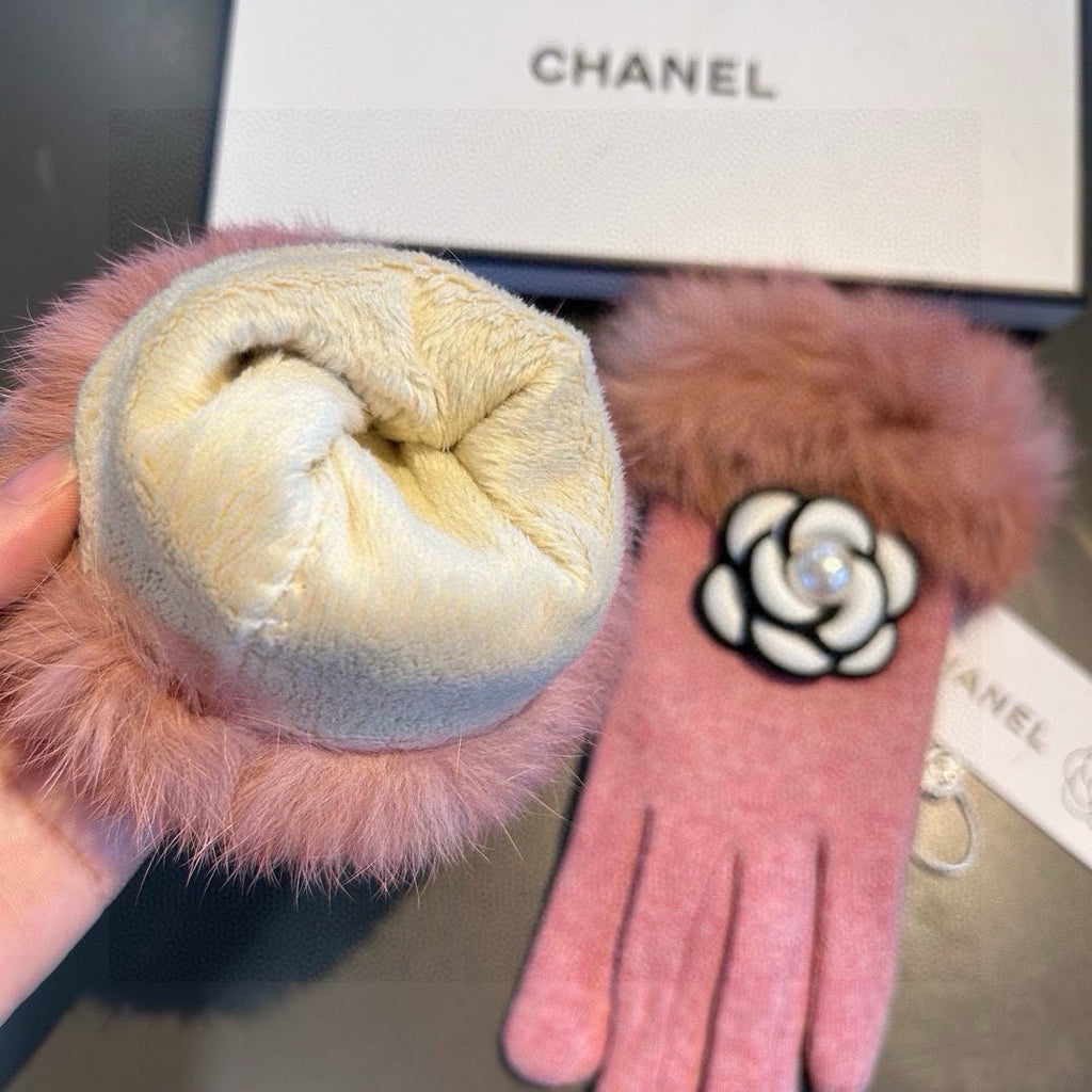 GLOVES IN ROUGE PINK WOOL WITH RABBIT FUR 439142