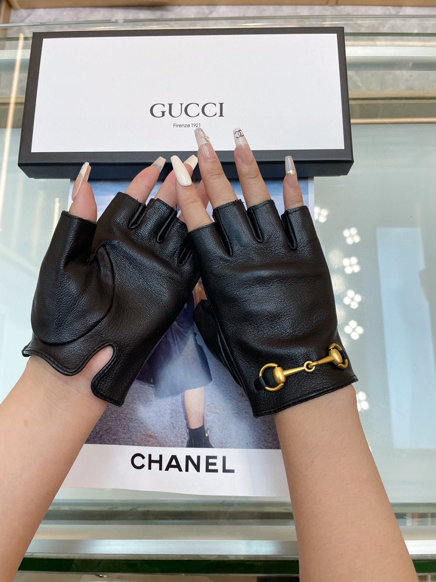 FINGERLESS GLOVES IN BLACK LAMBSKIN WITH GOLD HORSEBIT 432606