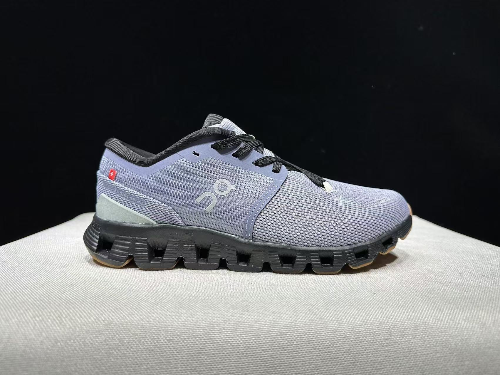 On Running Cloud X 4 Feather/Black