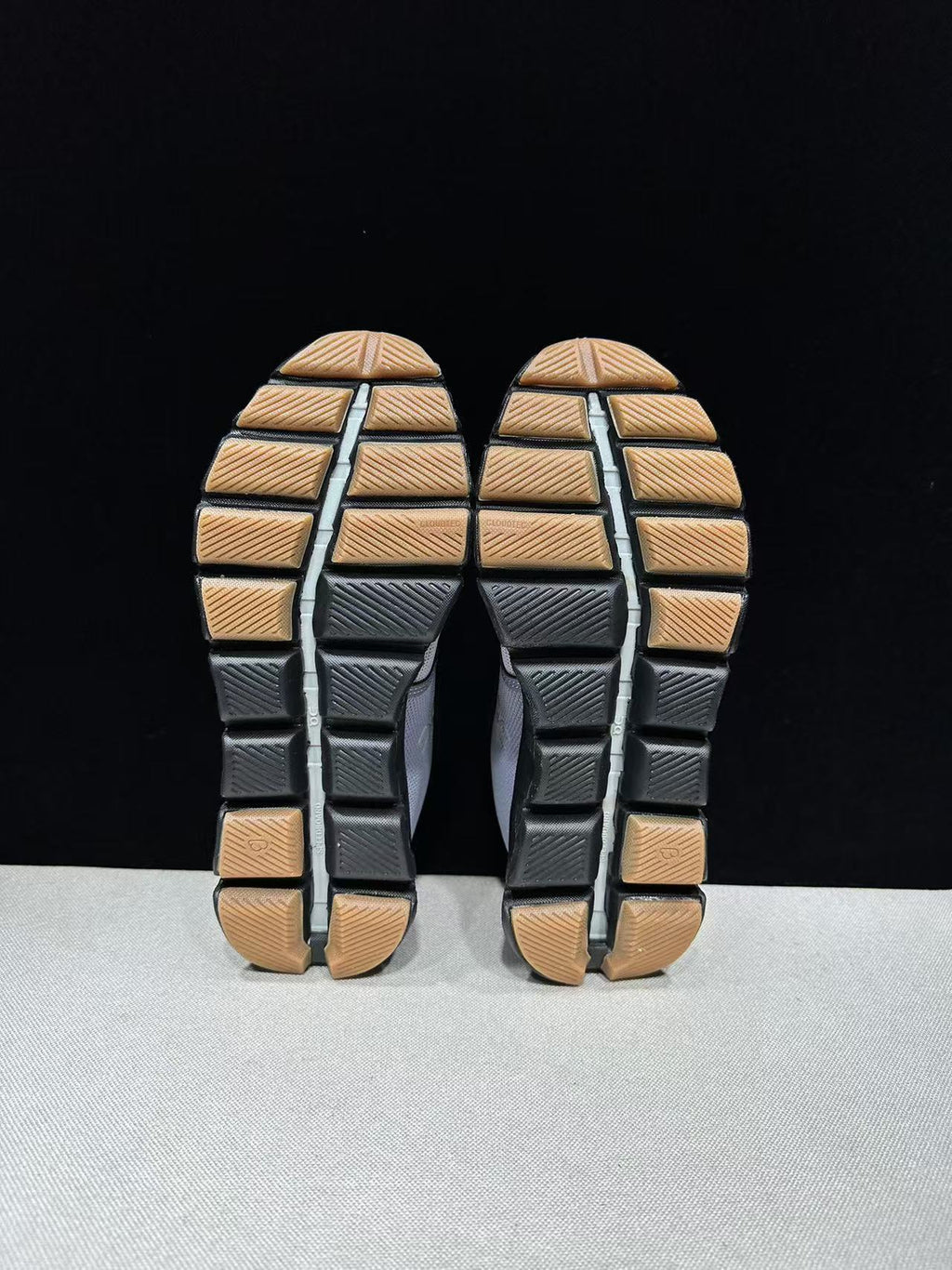 On Running Cloud X 4 Feather/Black