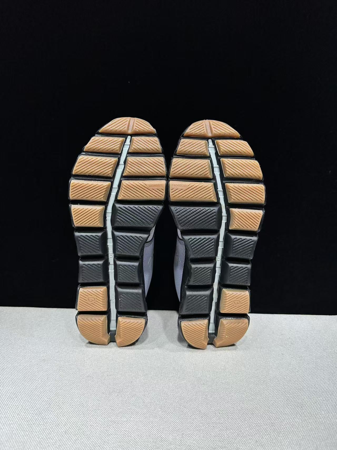 On Running Cloud X 4 Feather/Black
