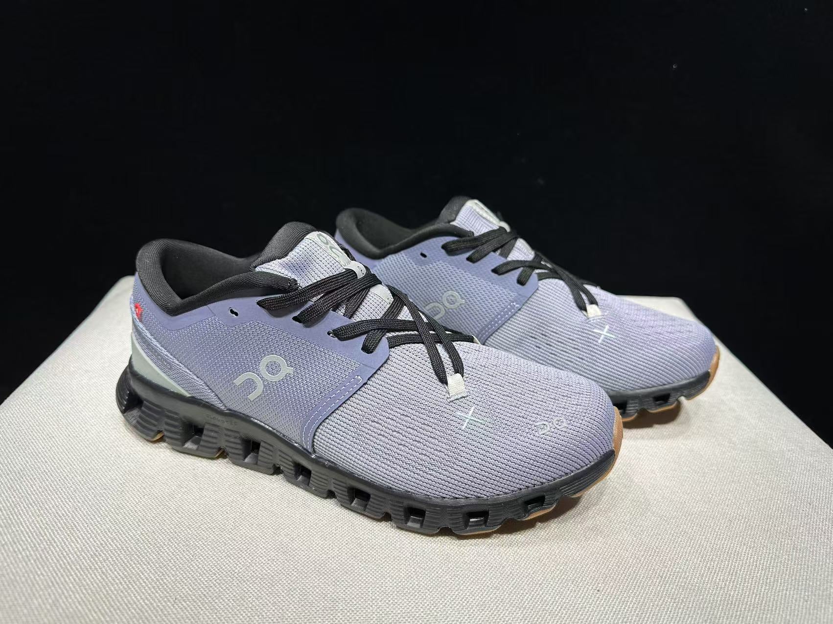 On Running Cloud X 4 Feather/Black