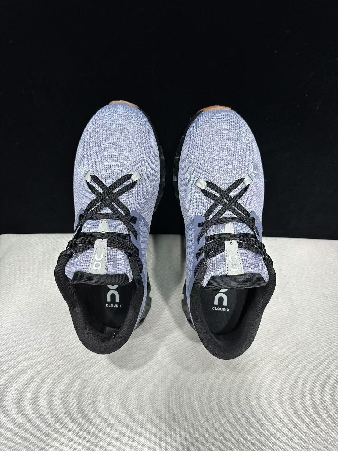 On Running Cloud X 4 Feather/Black