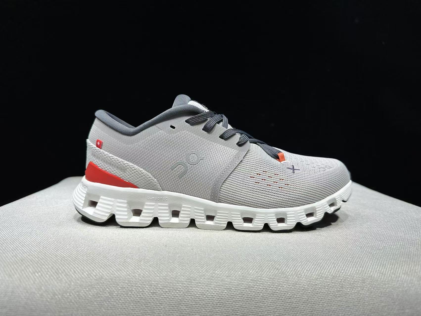 On Cloud X4 Silver/Flame
