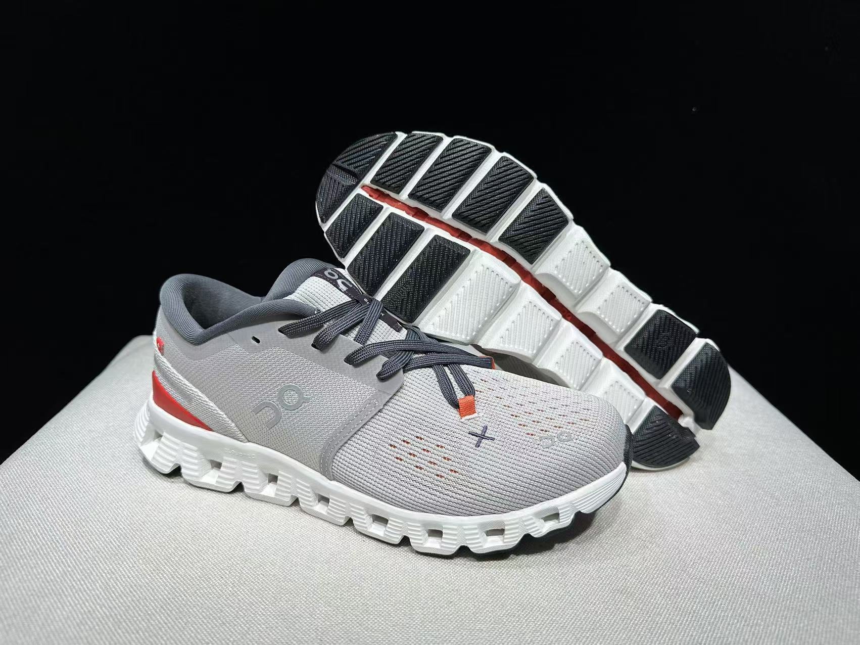 On Cloud X4 Silver/Flame