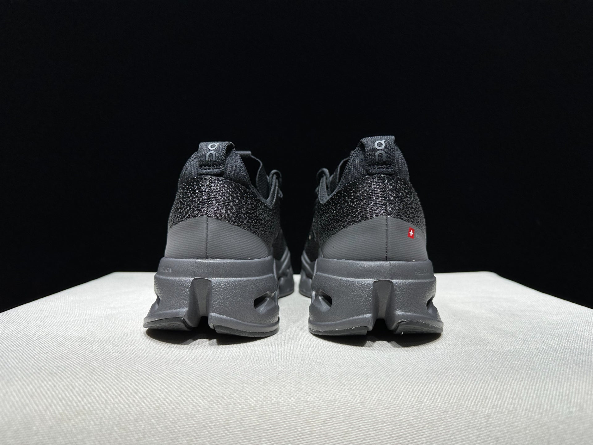 On Cloudsurfer Max Road-Running Shoes Black/Gray