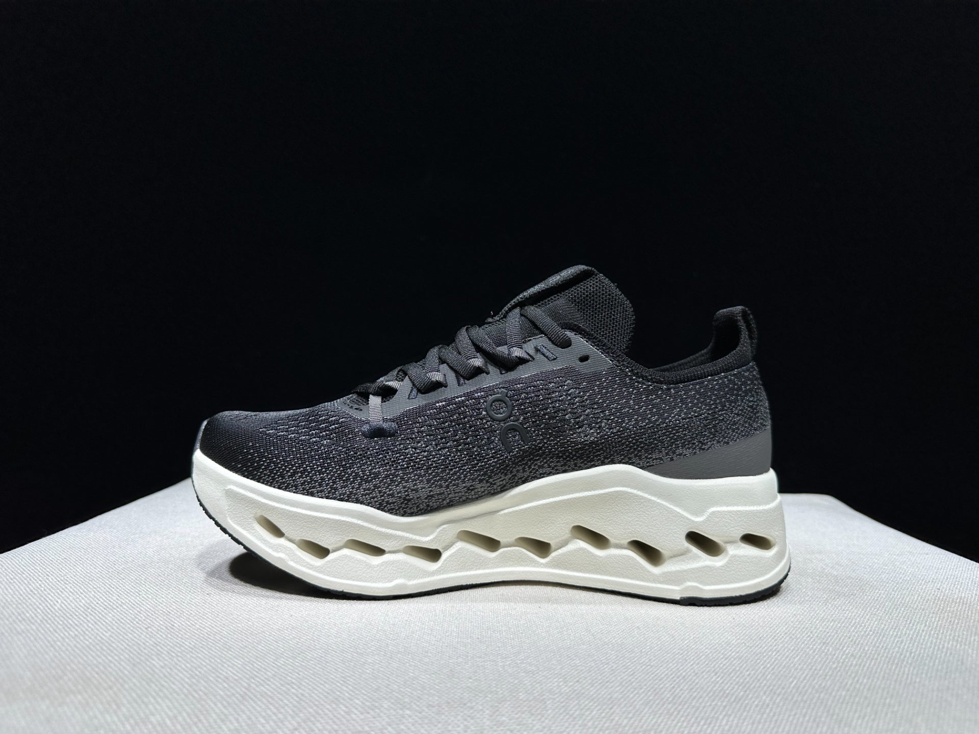 On Cloudsurfer Max Road-Running Shoes Black/White