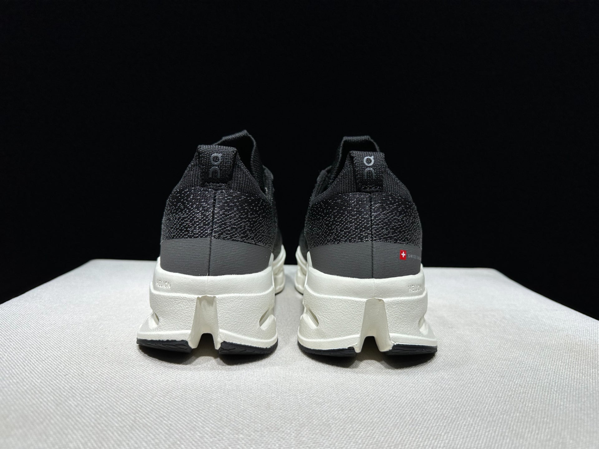 On Cloudsurfer Max Road-Running Shoes Black/White