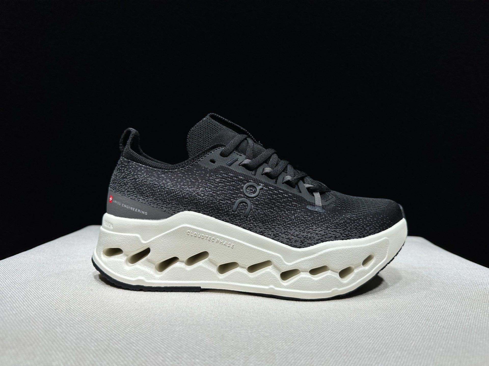 On Cloudsurfer Max Road-Running Shoes Black/White