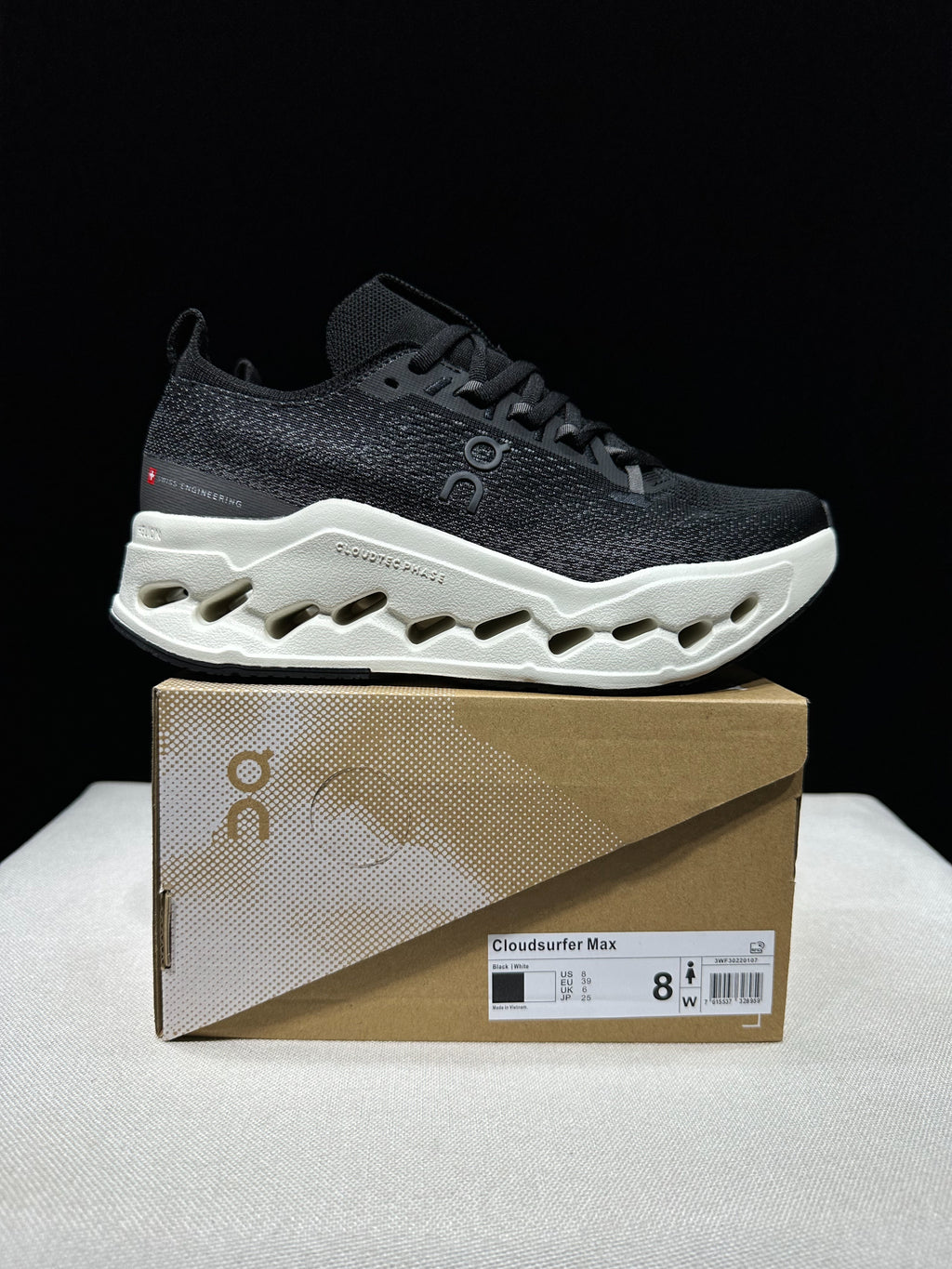 On Cloudsurfer Max Road-Running Shoes Black/White
