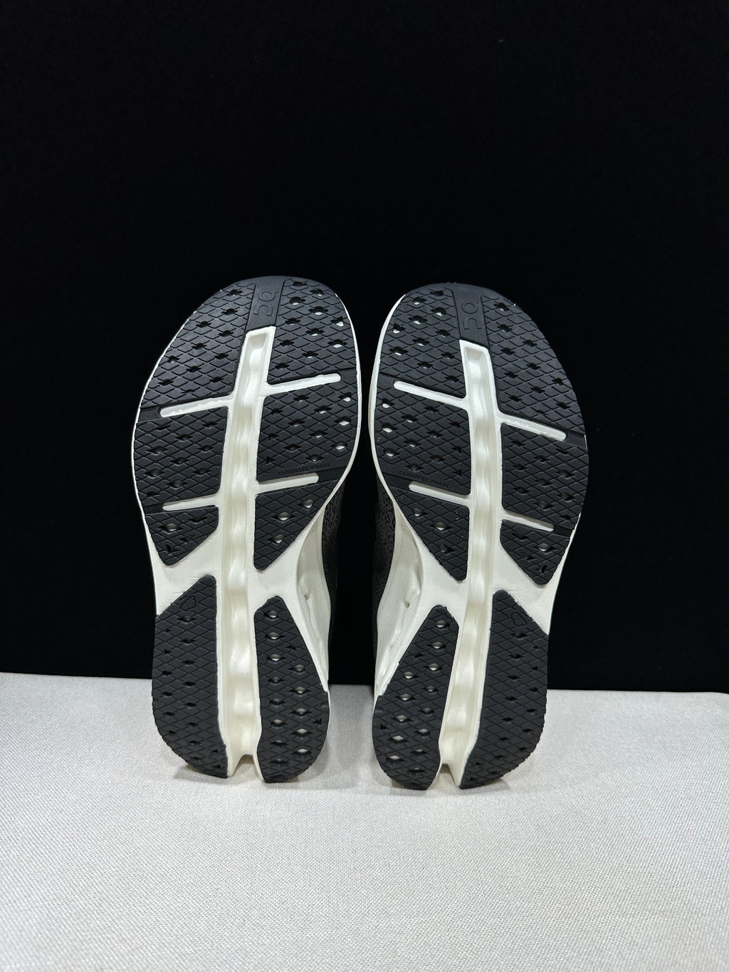 On Cloudsurfer Max Road-Running Shoes Black/White