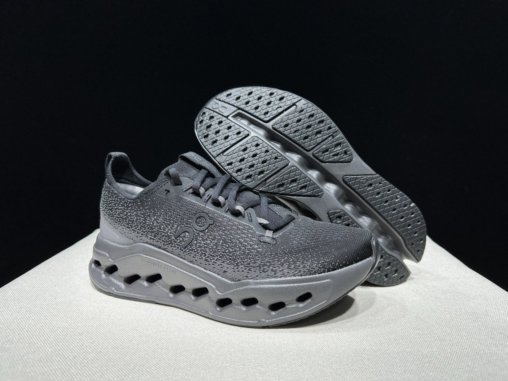 On Cloudsurfer Max Road-Running Shoes Black/Gray
