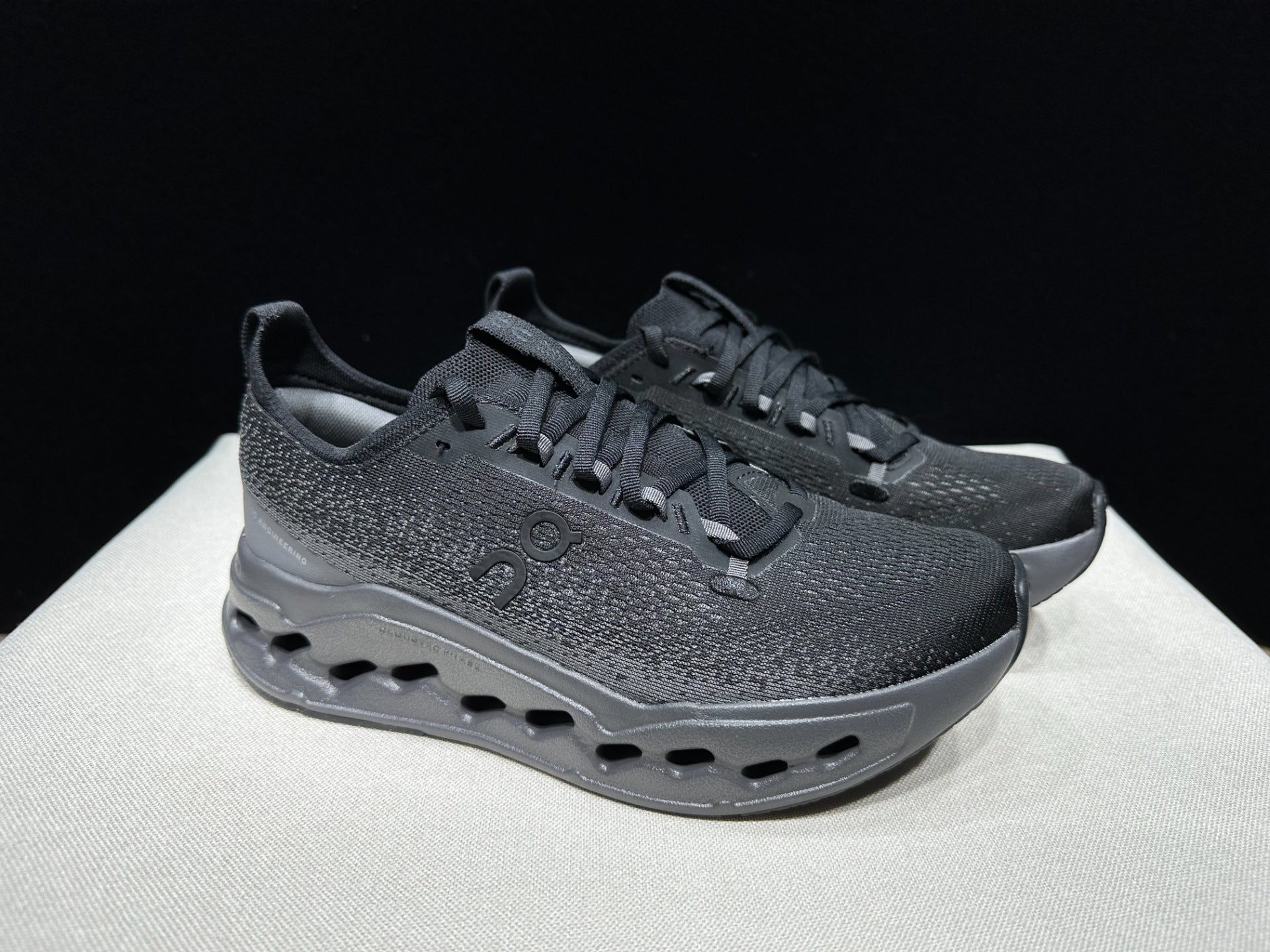On Cloudsurfer Max Road-Running Shoes Black/Gray