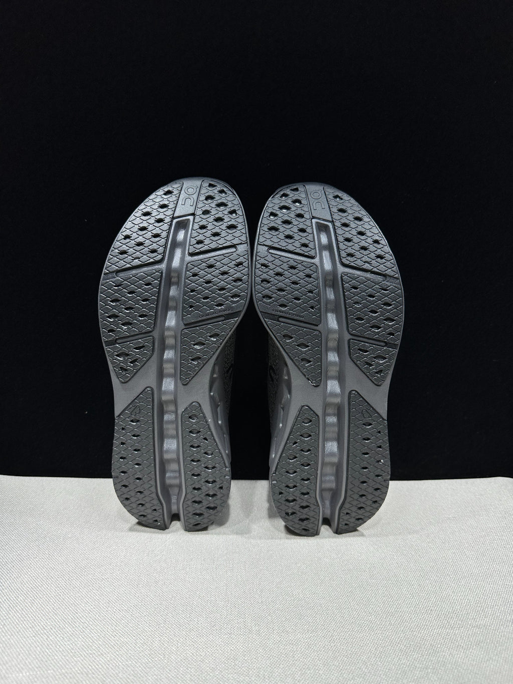 On Cloudsurfer Max Road-Running Shoes Black/Gray