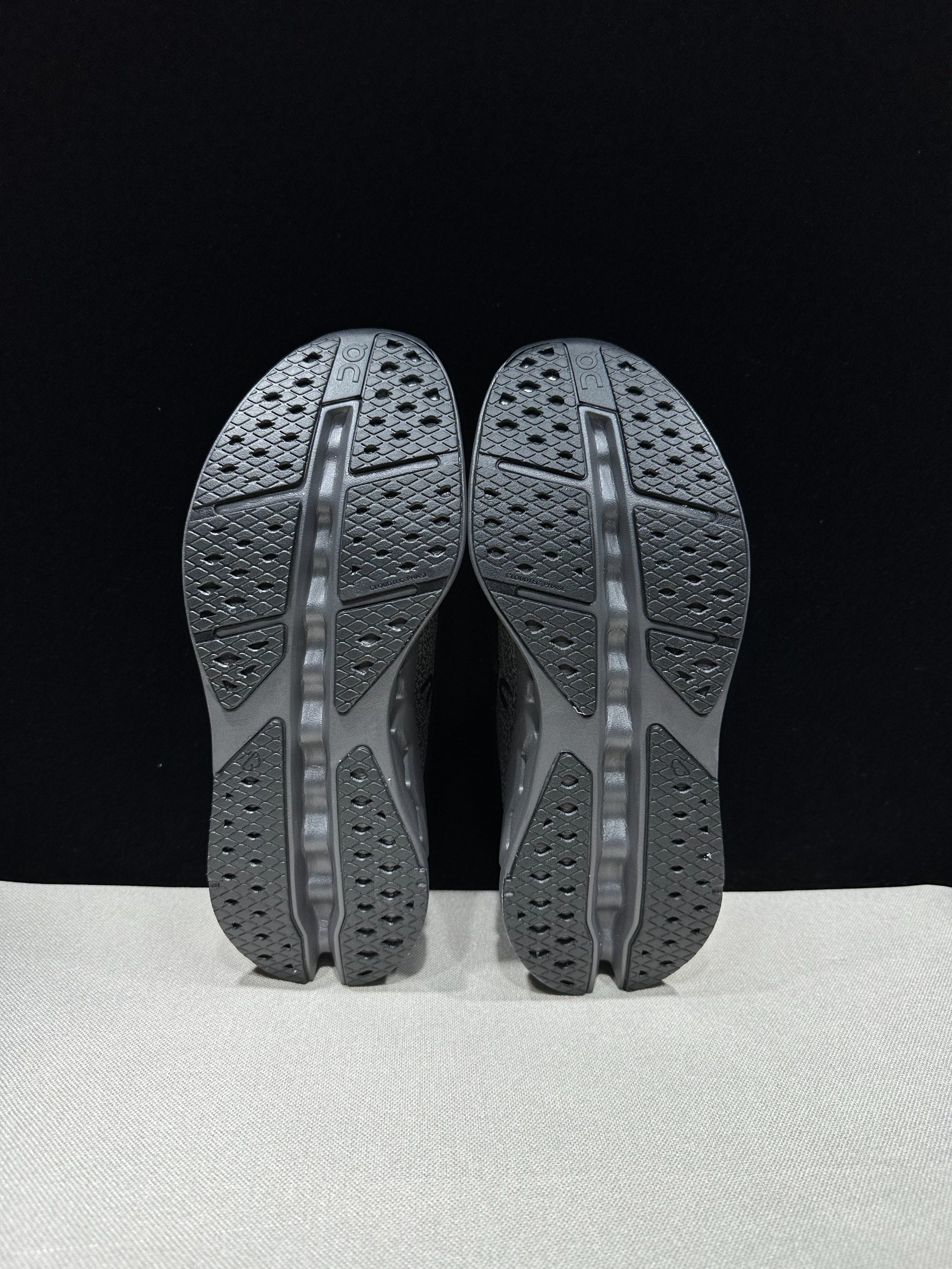 On Cloudsurfer Max Road-Running Shoes Black/Gray