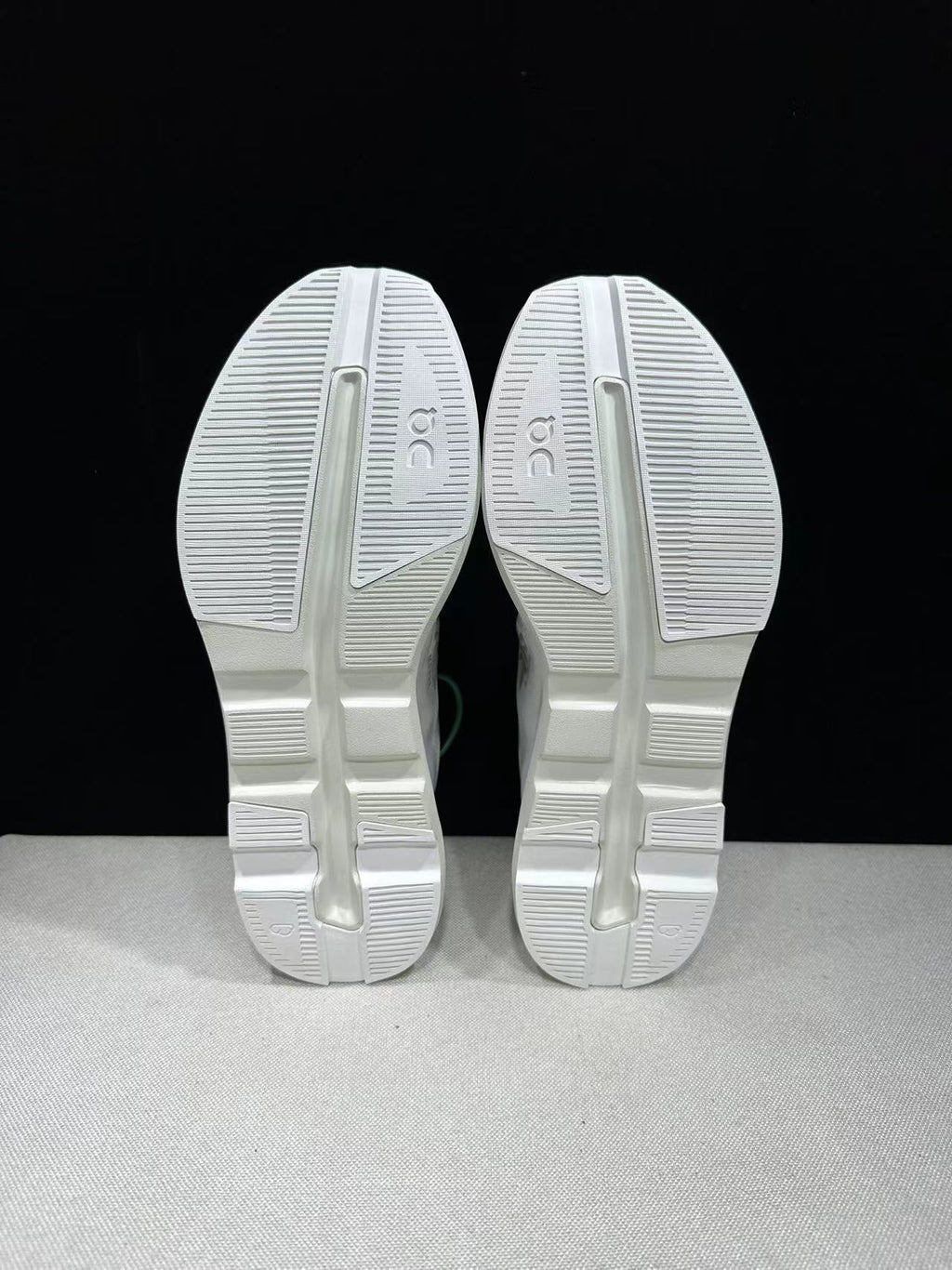 On Running Cloudzone Kith White
