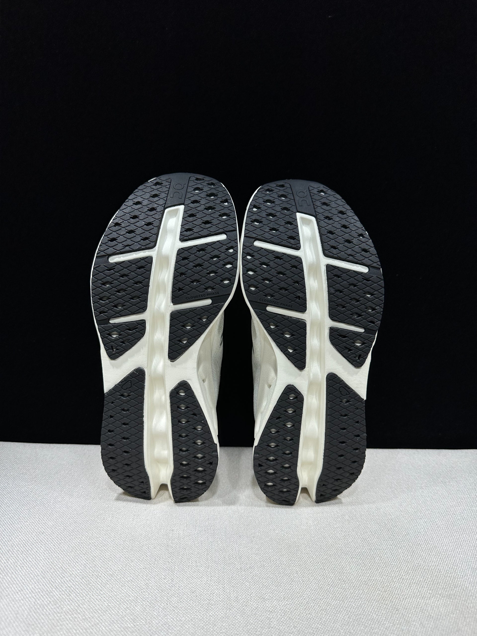 On Cloudsurfer Max Road-Running Shoes White