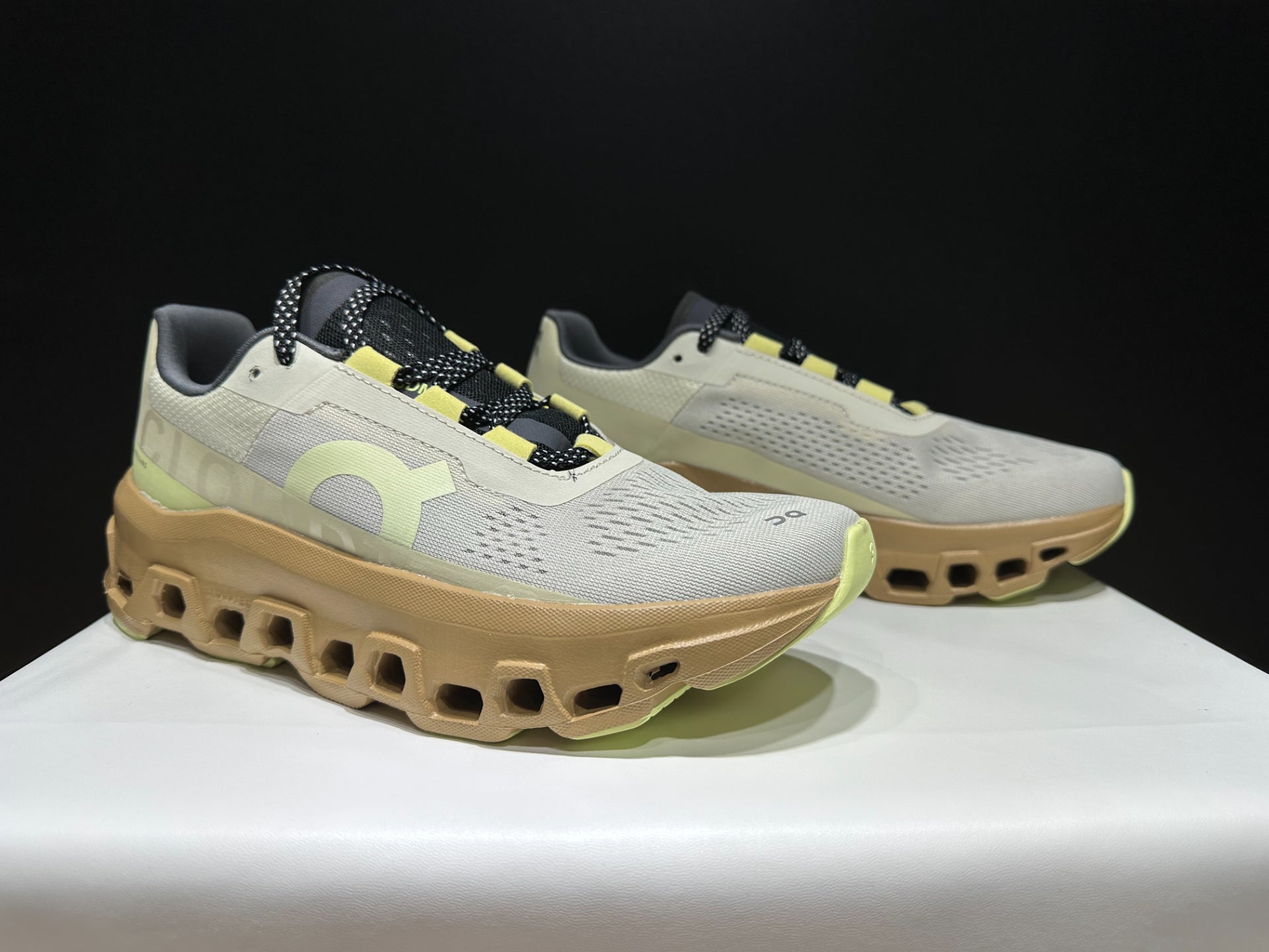 On Running Cloudmonster Sneakers Cream | Light Green