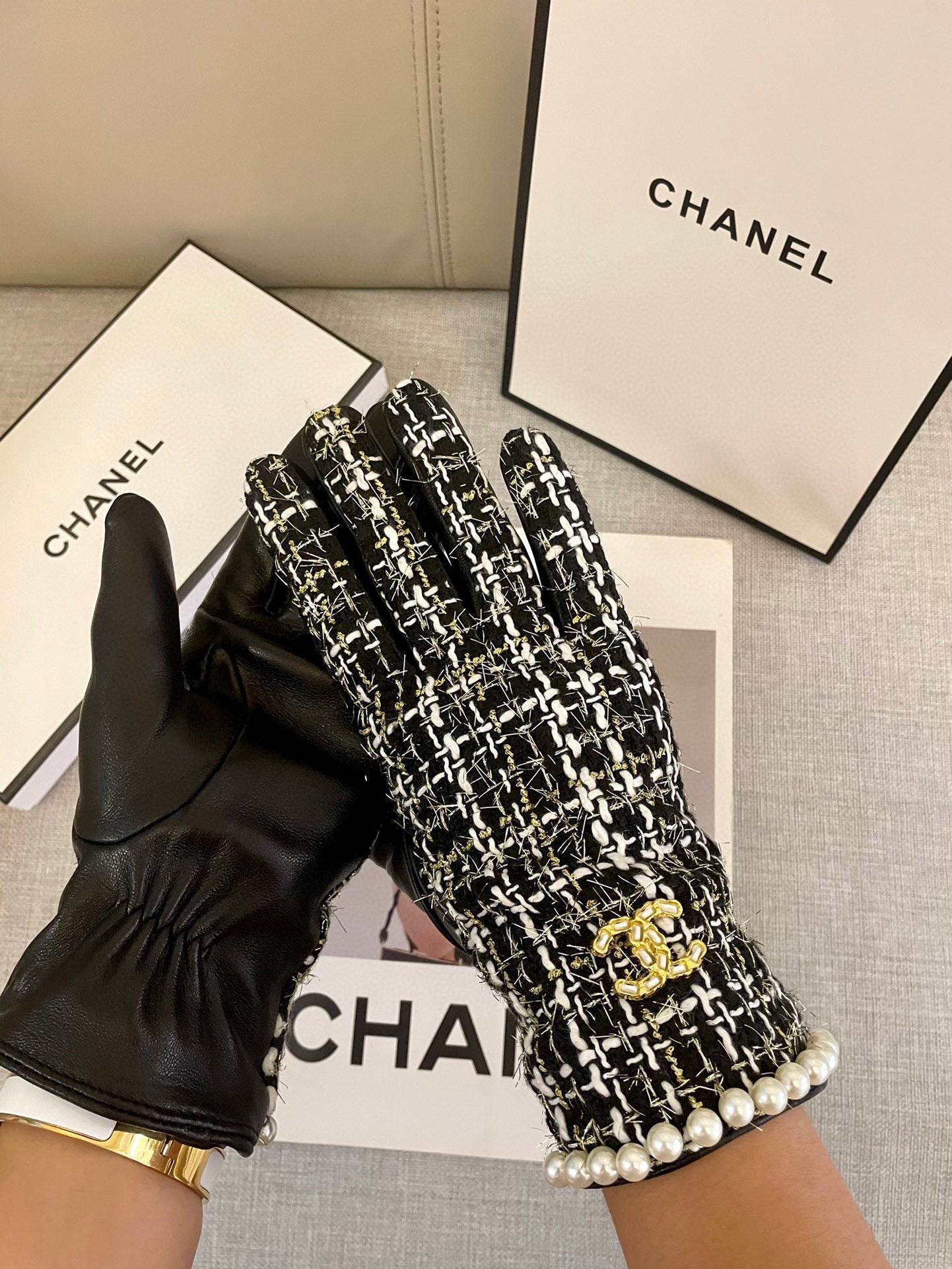 GLOVES IN BLACK MIX WHITE WOOL TWEED AND SHEEPSKIN 463846